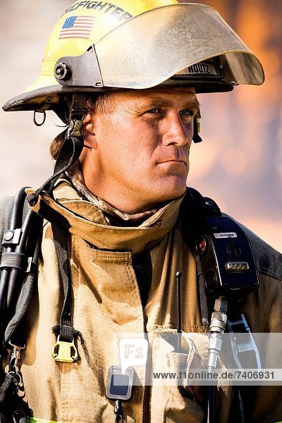 Portrait Hintergrund Feuer Feuerwehrmann