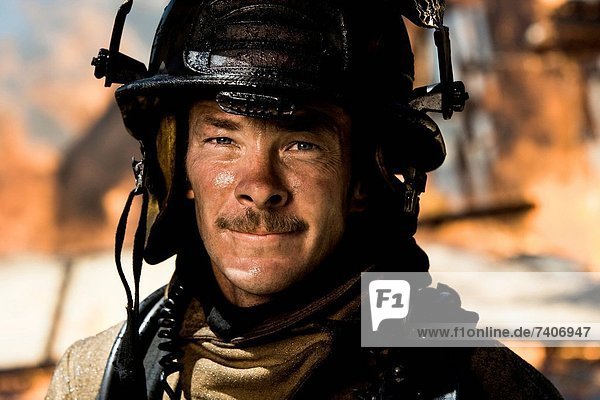 Portrait Hintergrund Feuer Feuerwehrmann