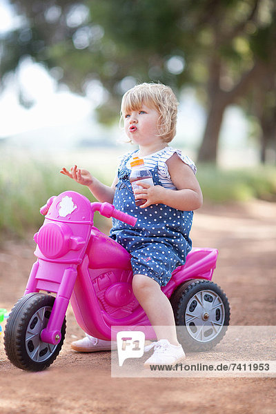 Kleinkind Mädchen sitzend auf Spielzeug-Motorrad