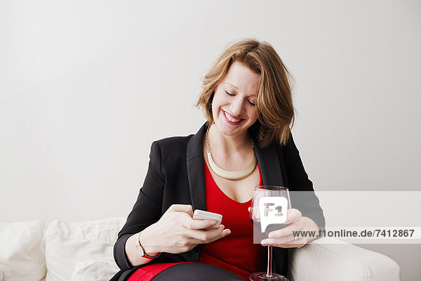 Frau mit Wein per Handy