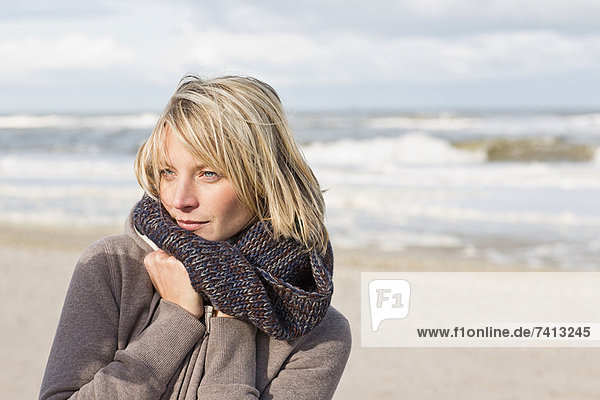Frau mit Schal am Strand
