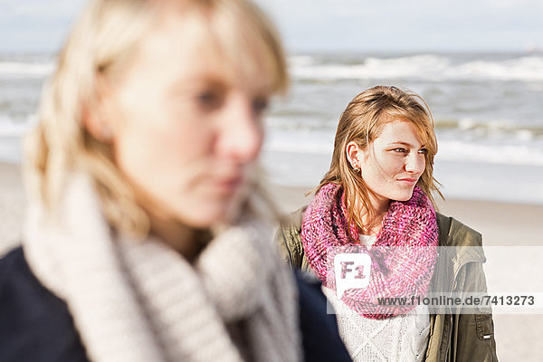Frauen stehen am Strand