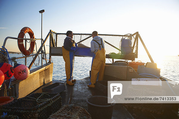 Fischer bei der Arbeit auf dem Boot