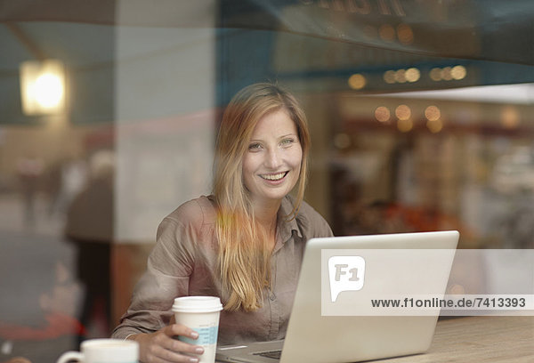 Frau mit Laptop im Café