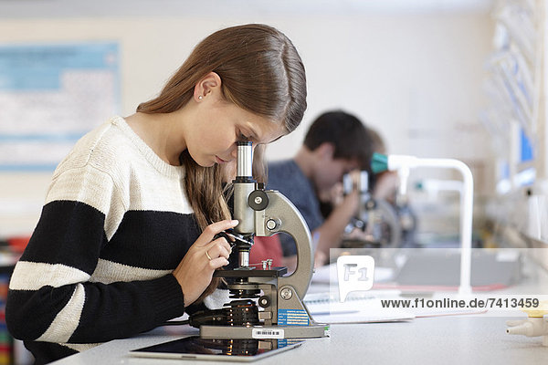 Schüler mit Mikroskop im Unterricht