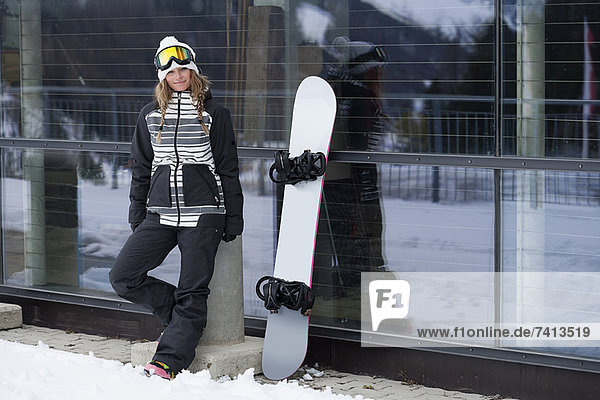 Snowboarder in der Nähe der Lodge