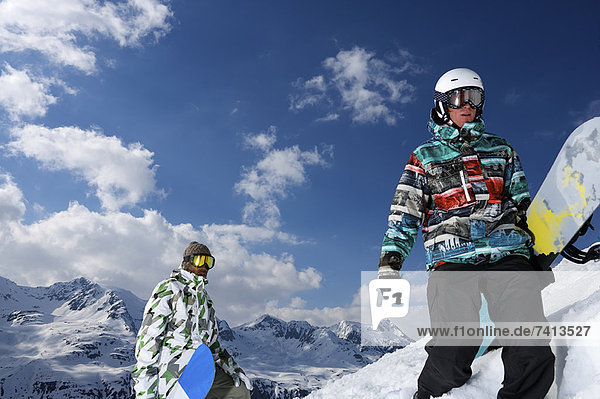 Snowboarder auf verschneiter Bergspitze