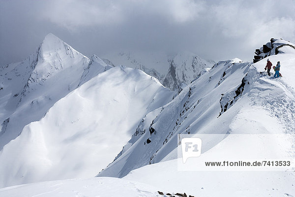Snowboarder klettern auf verschneite Piste