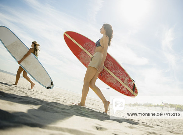 Frau  tragen  Strand  Surfboard  2