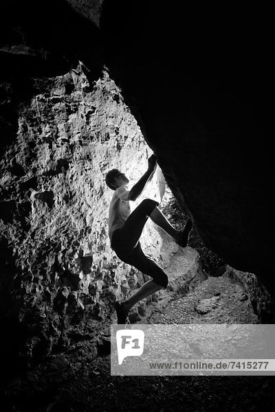 hoch  oben  Felsbrocken  Schwierigkeit  Silhouette  innerhalb  Höhle  Klettern  Deutschland  Hameln