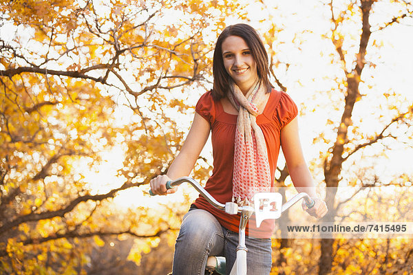 Frau  Fröhlichkeit  Wald  Herbst  jung  Fahrrad  Rad