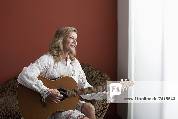 Portrait  Frau  reifer Erwachsene  reife Erwachsene  Gitarre  spielen