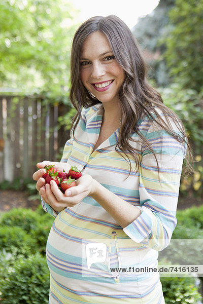 Portrait Frau halten Schwangerschaft Mittelpunkt Erdbeere Erwachsener