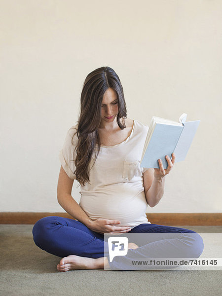 sitzend  überqueren  Frau  Buch  halten  Schwangerschaft  Mittelpunkt  Taschenbuch  Erwachsener