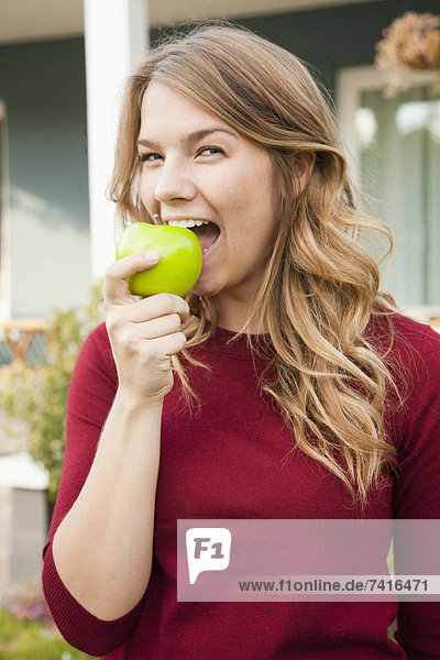Portrait  Frau  beißen  grün  jung  Apfel