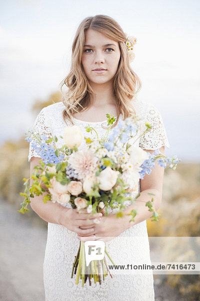 Portrait  Oberkörperaufnahme  Braut  Blume  Bündel  halten