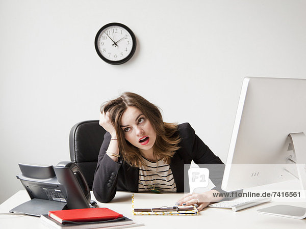 Frau  arbeiten  Streß  unterhalb  Büro  jung  Emotion  schießen  Studioaufnahme
