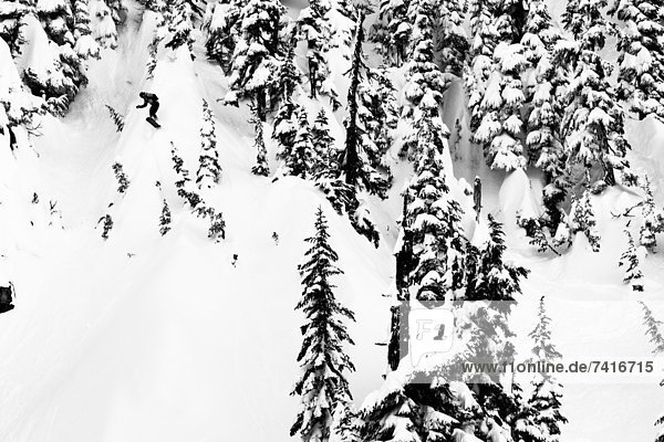 Snowboardfahrer  fahren  heraustropfen  tropfen  undicht  Seitenansicht  Skykomish  Washington  Cowboy