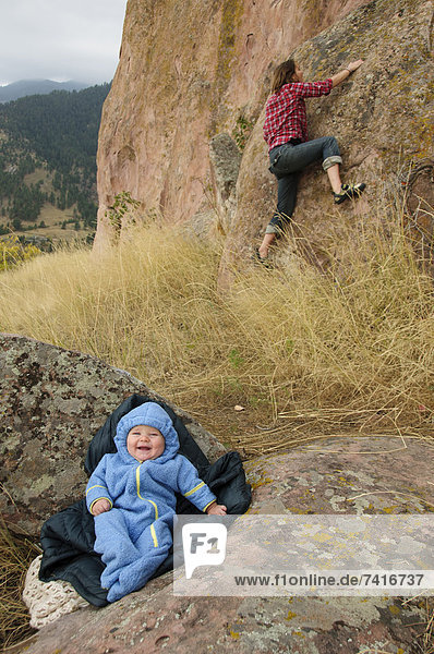 Felsbrocken  Fröhlichkeit  Hintergrund  Baby  klettern