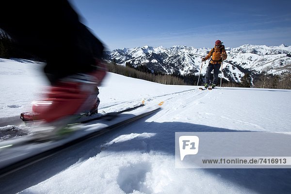 niedrig  Bewegung  Skifahrer  Stiefel  06 Perspektive  Hintergrund  Bewegungsunschärfe  Winkel