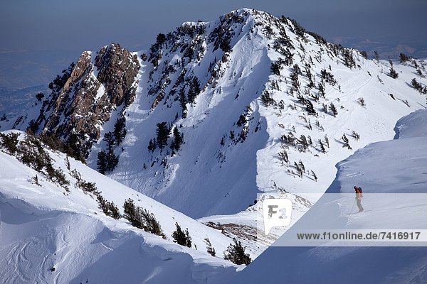 stehend  Berg  Skifahrer  Ecke  Ecken  über  Steilküste  groß  großes  großer  große  großen  unbewohnte  entlegene Gegend  1  hinaussehen