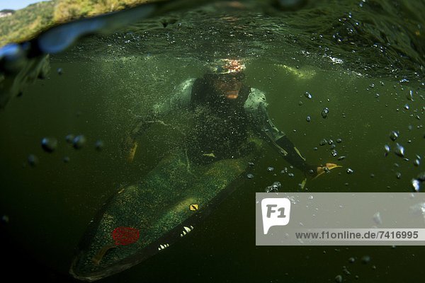 Mann Unterwasseraufnahme Blase Blasen Kajak Ansicht Trennung 1
