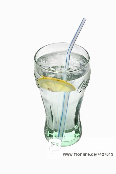 Wasserglas mit Zitrone und Strohhalm