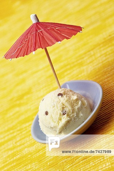 Eine Kugel Pfirsisch-Mascarpone-Eis mit Schirmchen