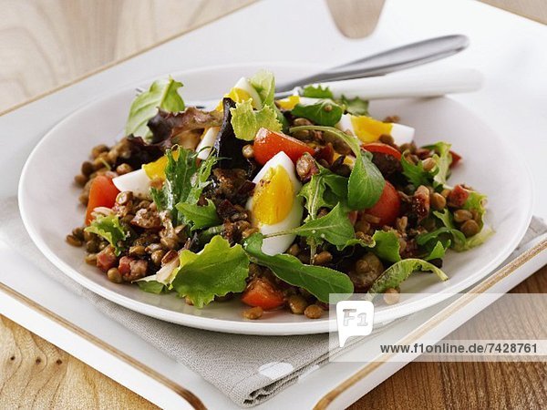 Linsen-Kichererbsen-Salat mit Tomaten und Ei