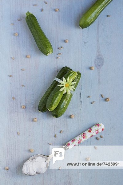 Zutaten für ein Zucchinicrumble