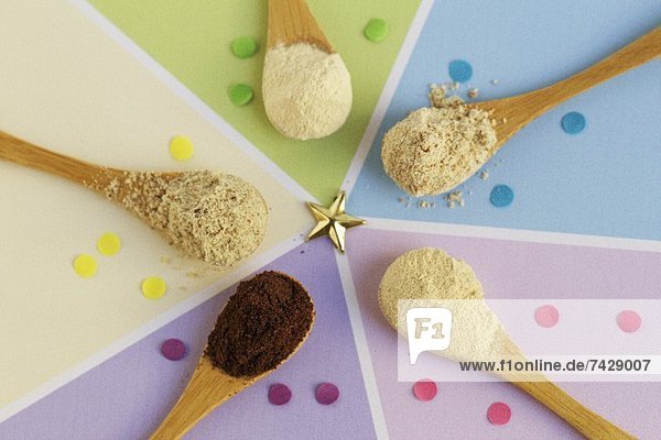 Glutenfreie Zutaten (Traubenkernpulver  Baobabpulver  Lucumapulver  Erdmantelpulver  Braunhirsemehl)