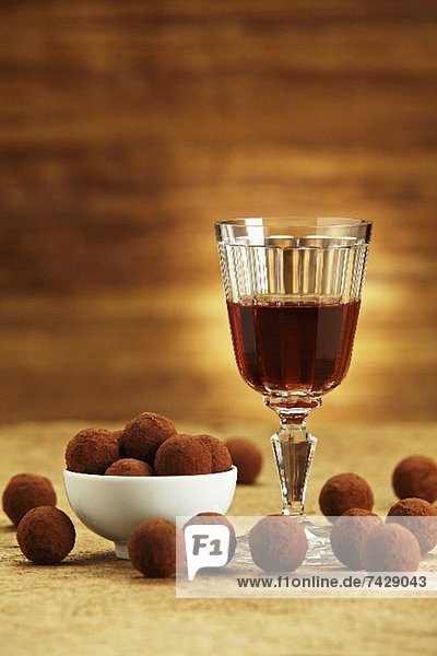 Schokoladentrüffeln und ein Glas Portwein