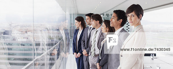 Geschäftsleute im Konferenzraum mit Blick aus dem Fenster