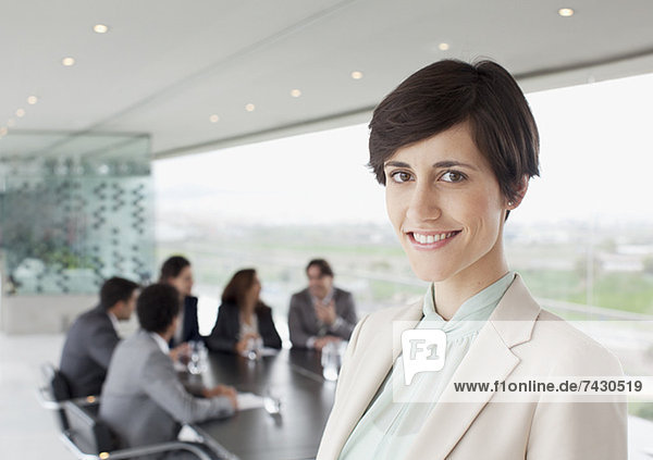 Porträt einer lächelnden Geschäftsfrau im Konferenzraum