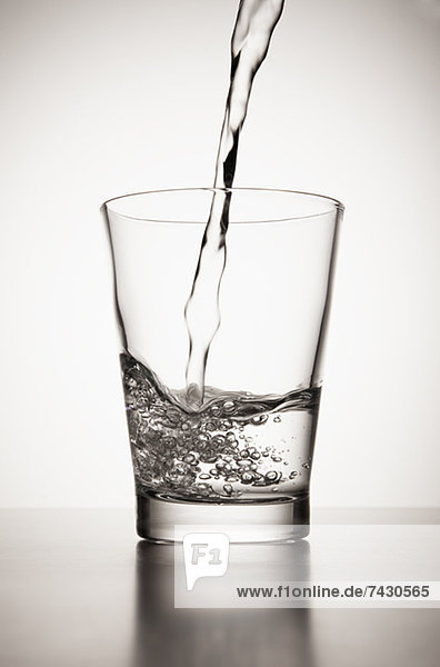 Wasser  das in das Glas fließt