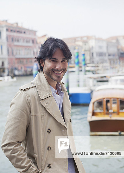 Porträt eines lächelnden Mannes am Wasser in Venedig
