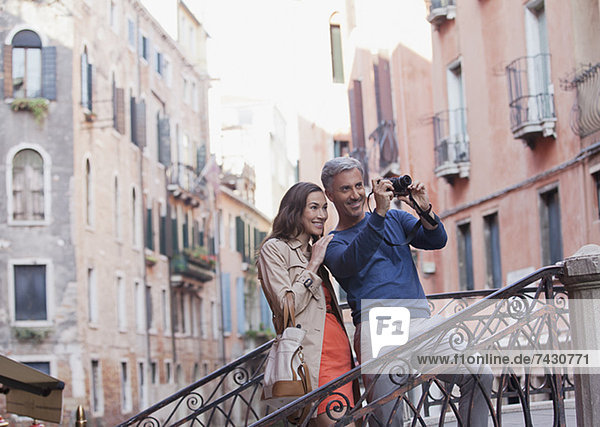 Lächelndes Paar fotografiert in Venedig