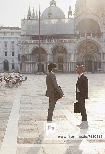 Geschäftsleute im Gespräch auf dem Markusplatz in Venedig