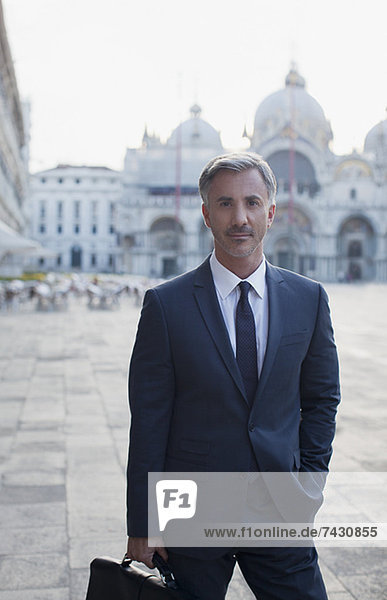 Porträt eines selbstbewussten Geschäftsmannes auf dem Markusplatz in Venedig