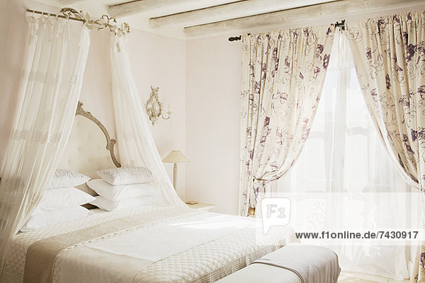 Bett mit Vordach im Luxus-Schlafzimmer
