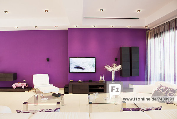 Violette Wand im luxuriösen Wohnzimmer