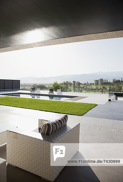 Luxuriöse Terrasse mit Blick auf den Swimmingpool