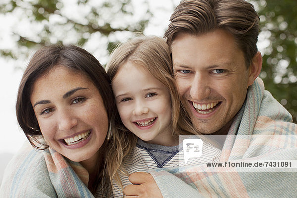 Nahaufnahme Porträt der lächelnden Familie in Decke gehüllt