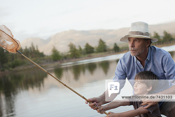Großvater und Enkel fischen am See