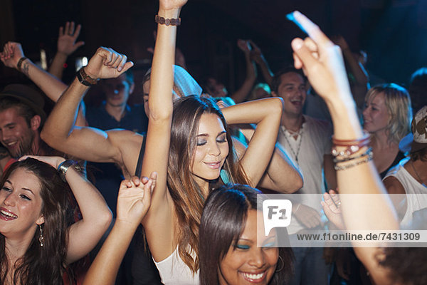 Tanzende Menge auf der Tanzfläche des Nachtclubs