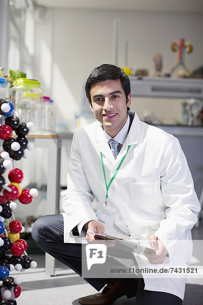 Porträt eines lächelnden Wissenschaftlers im Labor