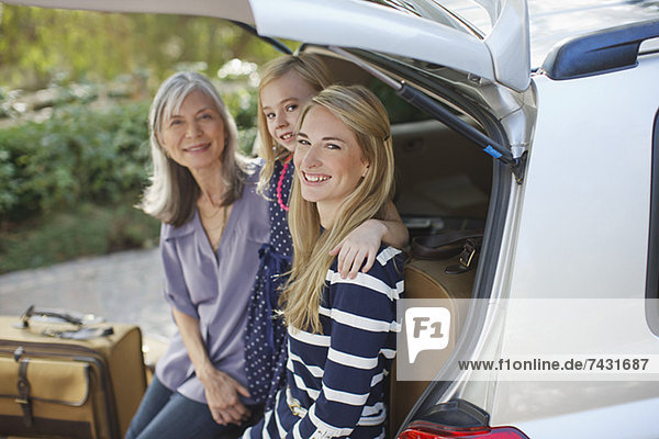 Drei Generationen von Frauen im Auto sitzend