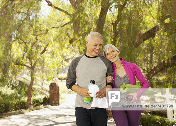 Ältere Paare,  die gemeinsam im Freien spazieren gehen