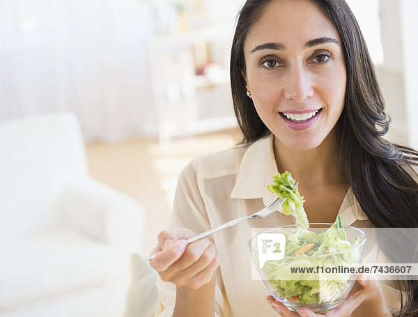 Europäer Frau Salat essen essend isst