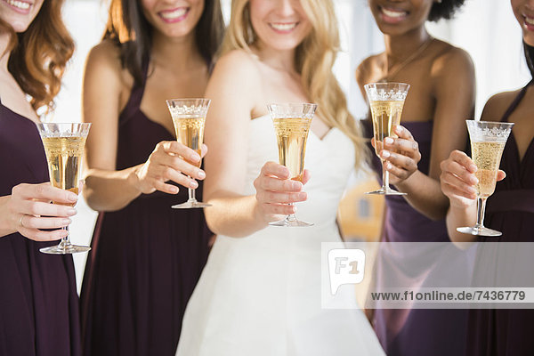 Braut  zuprosten  anstoßen  Brautjungfer  Champagner